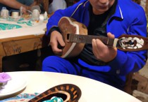 新疆大叔饭桌上弹吉他
