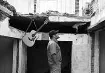 给抱着盒子的姑娘指弹吉他谱,宋冬野歌曲,独奏六线谱高清视频教学,附2张六线简谱