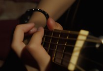 吉他扫弦的手势与解析