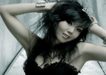 歌在飞吉他谱,苏勒亚其其格歌曲,A调指弹简谱,新手弹唱简单版