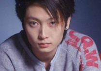 连哭都是我的错吉他谱,原版东来东往歌曲,简单C调弹唱教学,阿潘音乐工场版六线指弹简谱图