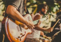 南庭时光吉他谱,原版万晓利歌曲,简单F调指弹曲谱,高清六线乐谱